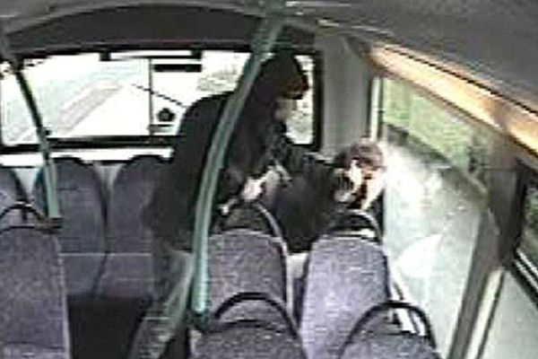 Επίθεση με σφυρί σε ανήλικο επιβάτη λεωφορείου