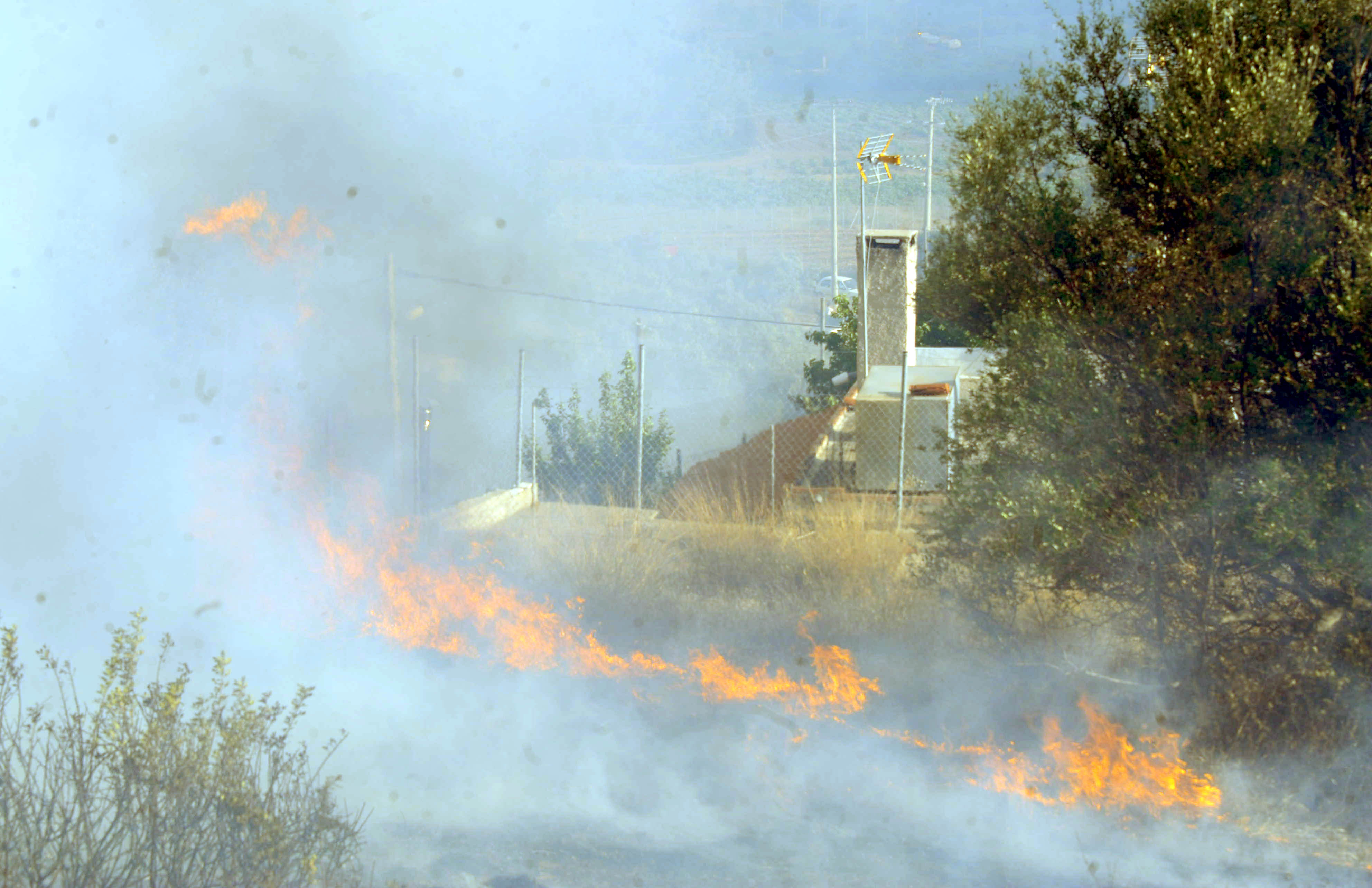 Υπό μερικό έλεγχο η φωτιά στο Κορωπί