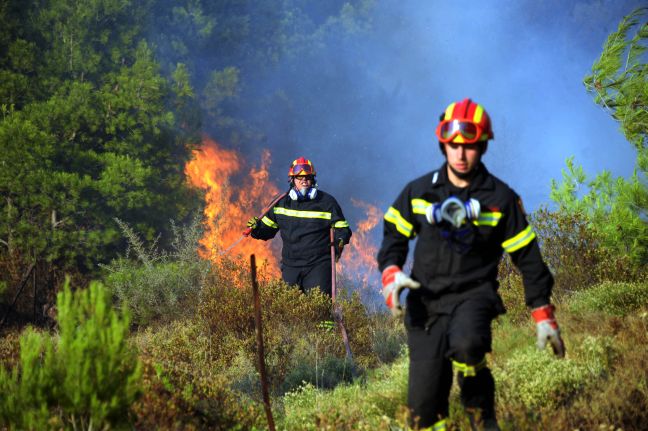 Πυρκαγιά κοντά σε σπίτια ανάμεσα σε Μαρκόπουλο και Πόρτο Ράφτη