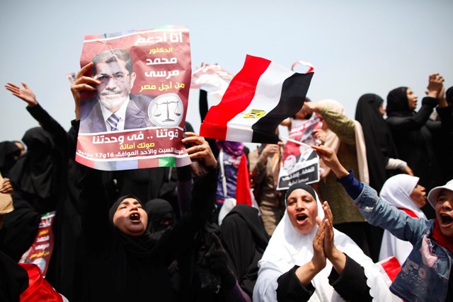 Ο στρατός παραδίδει την εξουσία στην Αίγυπτο
