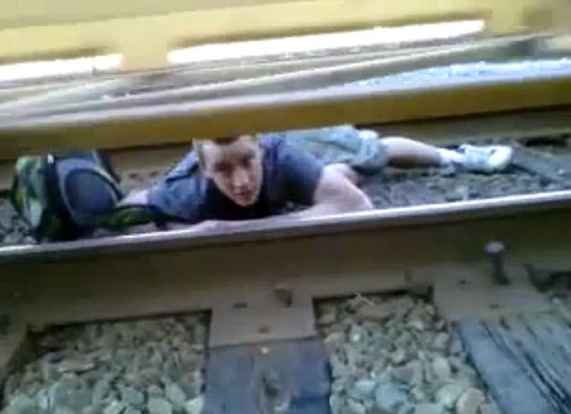 Κρύφτηκε στις γραμμές και πέρασε από πάνω του το τρένο