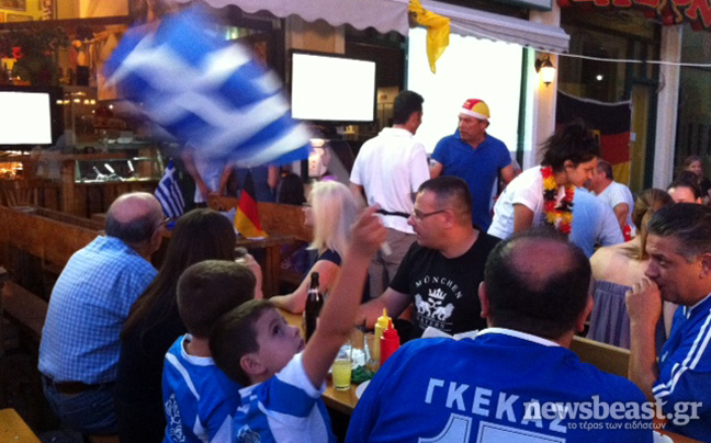 Το newsbeast.gr σε καφετέρια με έλληνες και γερμανούς φιλάθλους