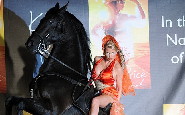 Καβάλα στο άλογο η Katie Price