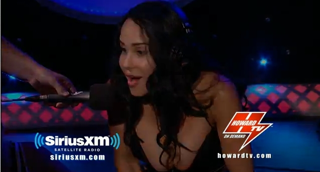 Η Nadya Sulemon τραγουδάει με σεξουαλικά&#8230; βοηθήματα!