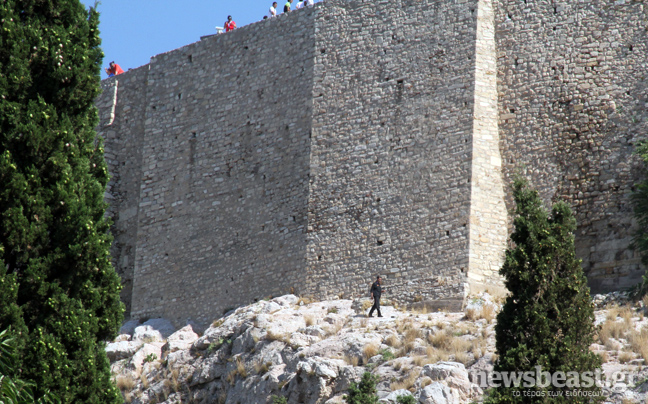 Βαριά τραυματισμένος είναι ο άνδρας ο οποίος έπεσε από την Ακρόπολη