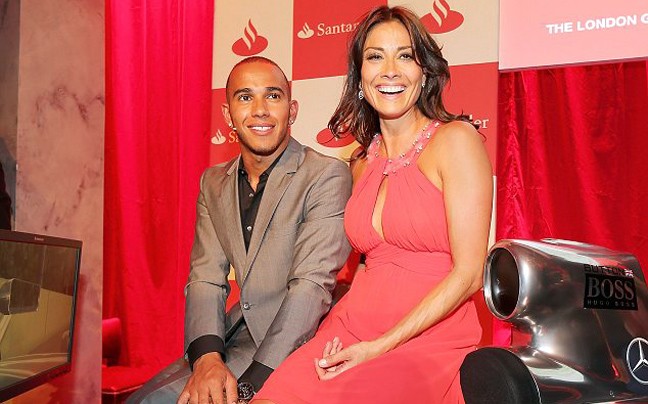 Εκείνη αλωνίζει και ο «πιτσιρικάς» στο σπίτι