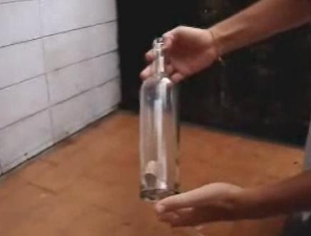Πώς να βγάλετε το φελλό μέσα από το μπουκάλι