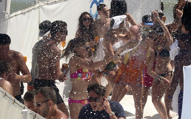 Έγινε της… σαμπάνιας!