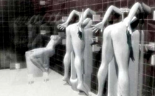 WC με υπονοούμενα…