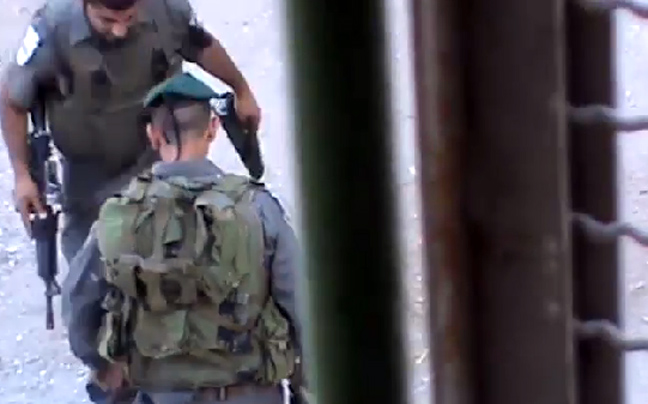 Ισραηλινός στρατιώτης κλωτσάει εννιάχρονο αγόρι