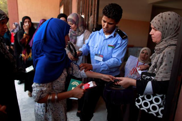 Επεισόδια έξω από εκλογικά κέντρα στη Λιβύη
