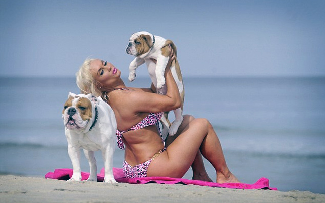 Η Coco Austin με τα μπουλντόγκ της!