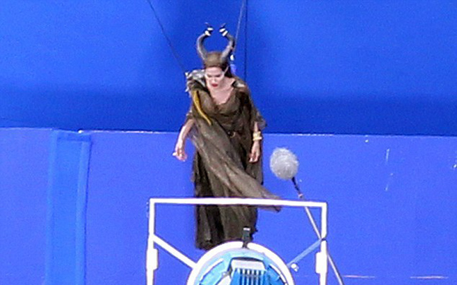 Δεν σταματάει να… πετάει η Angelina Jolie