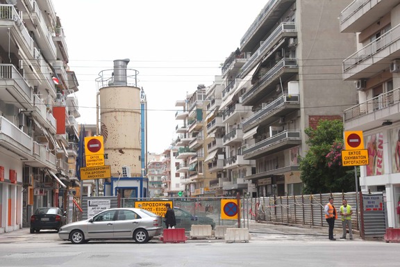 Απελπισμένοι οι έμποροι κοντά στο μετρό