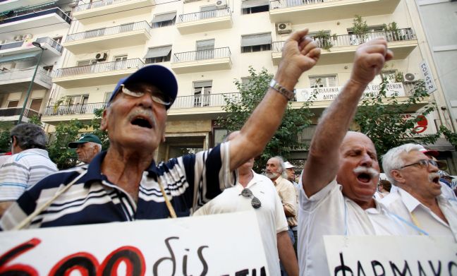 Στους δρόμους υπερήλικες ανασφάλιστοι ομογενείς