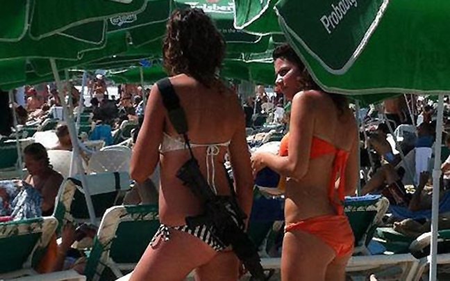 Λίγο κρασί, λίγο θάλασσα και το… όπλο μου!