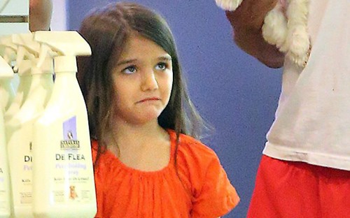 Μούτρωσε η Suri Cruise