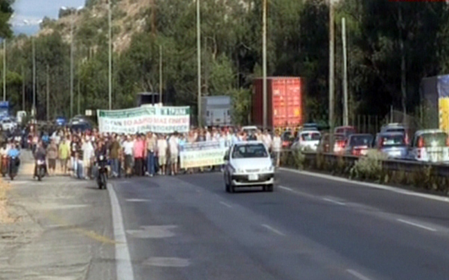 Κλειστή η λεωφόρος Αθηνών από εργαζομένους στο Σκαραμαγκά