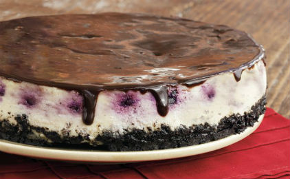 Cheesecake με επικάλυψη σοκολάτας και γέμιση βύσσινο
