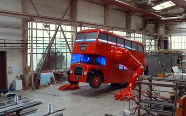 Λονδρέζικο λεωφορείο κάνει&#8230; push ups!