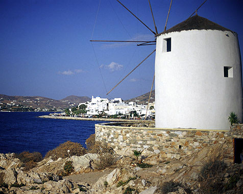 Έπεσαν οι υπογραφές για την ηλεκτρική διασύνδεση των Κυκλάδων