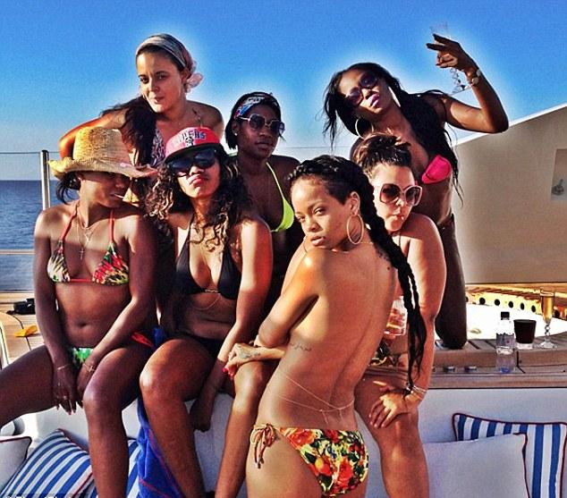 Η Rihanna κερνάει σέξι φωτογραφίες!