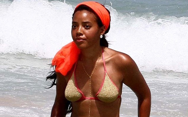 Η Angela Simmons χαλαρώνει στο Μαϊάμι