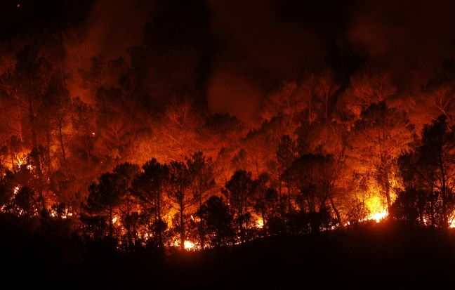 Μεγάλη πυρκαγιά κατακαίει δάσος στην Καταλονία