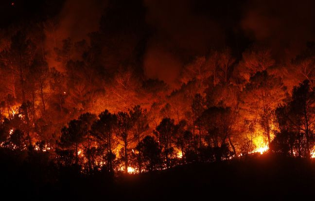 Συνεχίζεται η μάχη με τις φλόγες στο Άγιο Όρος