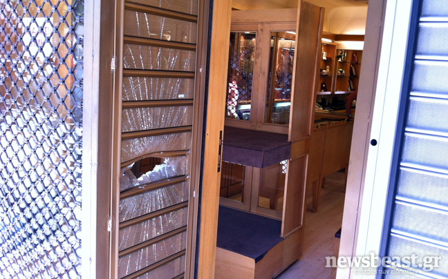 Διέρρηξαν κοσμηματοπωλείο στη Σταδίου από το… πεζοδρόμιο!