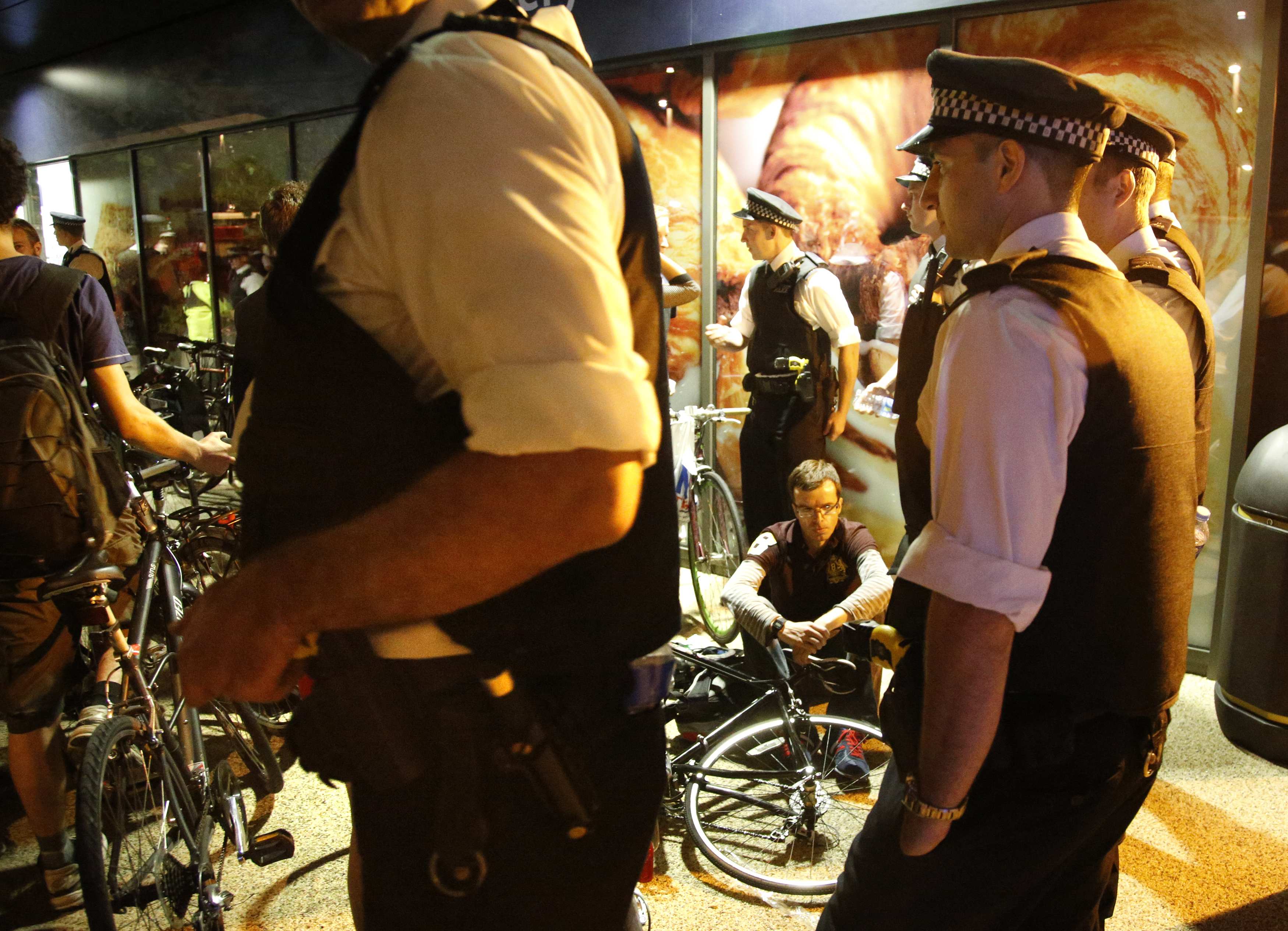 Η αστυνομία απομάκρυνε 100 ποδηλάτες στο Λονδίνο