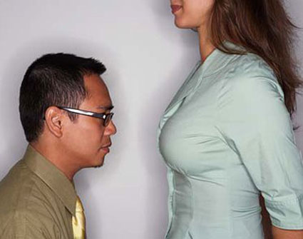 Γιατί οι άντρες έχουν εμμονή με το γυναικείο στήθος;