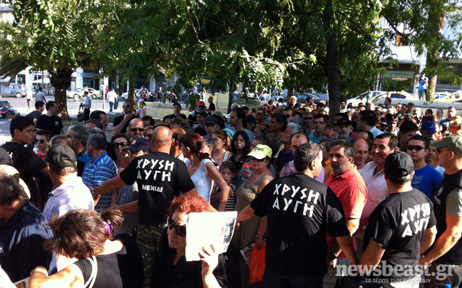 Η Χρυσή Αυγή μοιράζει τρόφιμα στο Σύνταγμα