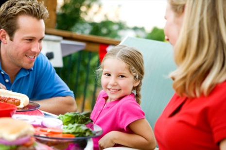 Παιδιά που τρώνε ίδιο φαγητό με τους γονείς τρώνε πιο υγιεινά