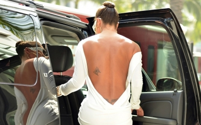 Η Jennifer Nicole Lee δεν… λέει να ντυθεί
