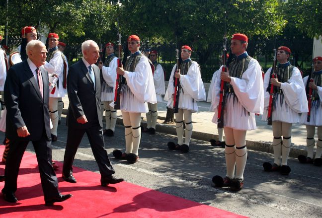 Θερμή υποδοχή Πέρες στο Προεδρικό Μέγαρο