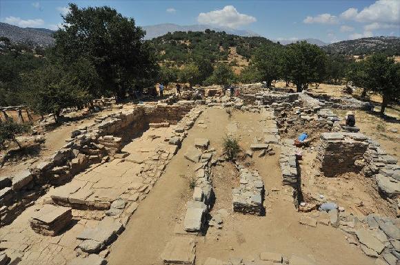 Στο φως νεκροταφείο στη Λάρισα