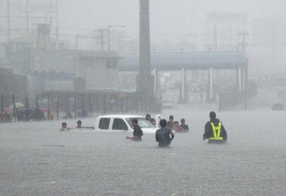 Συνεχίζονται οι καταρρακτώδεις βροχές στις Φιλιππίνες