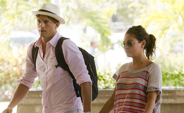 Χέρι – χέρι Ashton Kutcher και η Mila Kunis