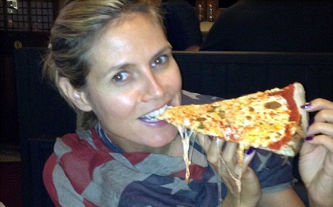 Η Heidi Klum τρώει πίτσα