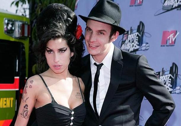 Στα… «βήματα» της Amy Winehouse
