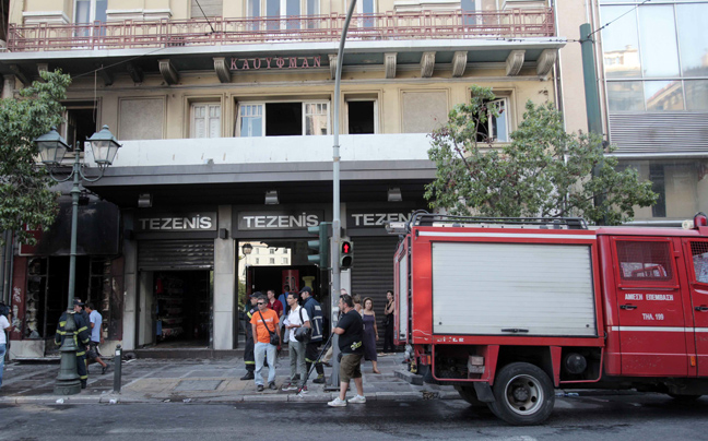 Φωτιά σε βιβλιοπωλείο στο κέντρο της Αθήνας