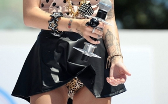 Το upskirt της Cher Lloyd