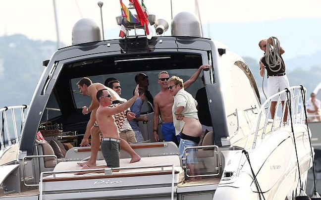 Τα… κατέβασε ο Elton John