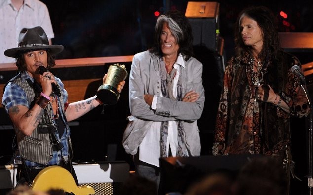 Ο Τζόνι Ντεπ «ροκάρει» με τους Aerosmith