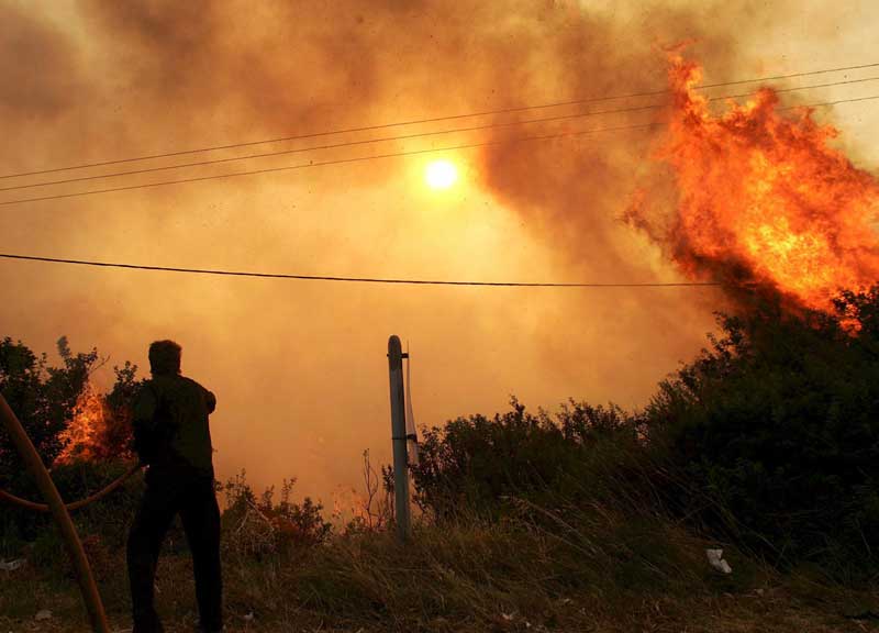 Ολονύχτια μάχη με τις φλόγες στη Χερσόνησο