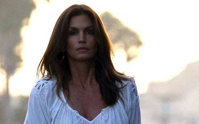 Η Cindy Crawford «φυσάει» στα 46 της!