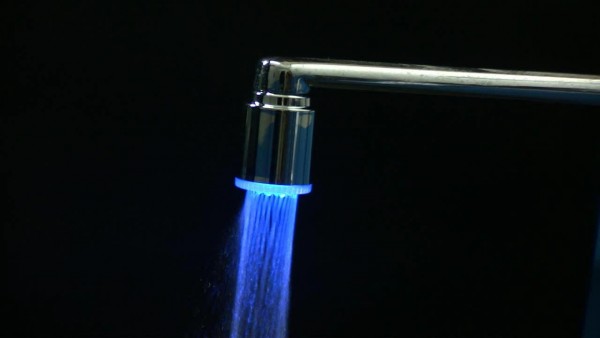 Βρύση LED δίνει χρώμα στο νερό