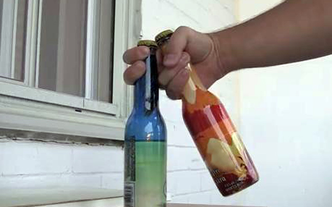 Πώς να ανοίξεις την μπύρα με το ένα χέρι