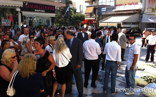 Ξεκίνησε η κηδεία του Μιχάλη Μενιδιάτη